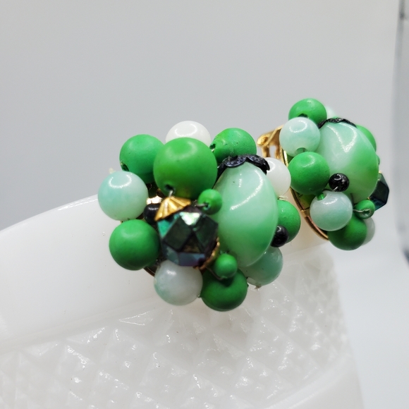 Vintage Hong Kong green clip on earrings beaded glow ? 50's exc cond vtg pinup - Picture 3 of 8